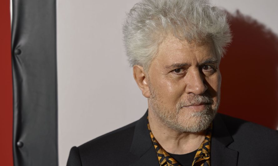 UN BÚNKER A DIEZ MIL METROS DE ALTURA. LLEGA ‘EL HOMBRE QUE SOLO ESCRIBÍA EN LOS AVIONES’ DE PEDRO ALMODÓVAR